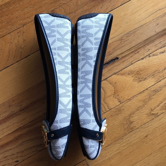 NEW Michael Kors Flats Size 8 - Picture 2 of 7